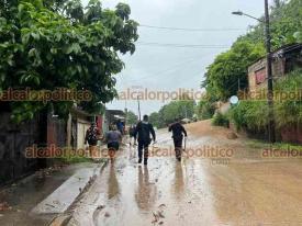 Coatzacoalcos, Ver., 2 de octubre de 2024.- Deslave en la calle General Anaya provoc la movilizacin de cuerpos de auxilio. Policas estatales ayudaron a vecinos a limpiar.
