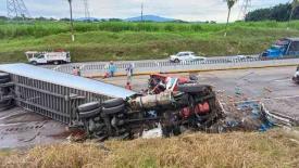 Amatln, Ver., 3 de octubre de 2024. Triler se fue contra 4 vehculos en la autopista Crdoba-Veracruz, a la altura del kilmetro 279. El tractocamin termin por volcar, cerrando el paso.
