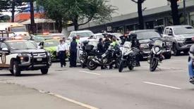 Xalapa, Ver., 4 de octubre de 2024.- Elementos de SSP detuvieron al conductor de un vehculo Dodge Avenger que choc contra una oficial de Trnsito e intent fugarse; la motopatrullera result con lesiones y fue atendida por paramdicos del grupo Panteras, el conductor fue llevado a las instalaciones de Trnsito.