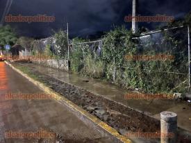 Xalapa, Ver., 4 de octubre de 2024.- La noche de este viernes fue reportada una fuga de agua bastante grande en un terreno ubicado en Arco Sur frente al COBAEV, se trata de una propiedad en construccin en donde se derram una fuerte cantidad de lquido.