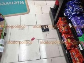 Xalapa, Ver., 5 de octubre de 2024.- La noche del viernes, 2 ladrones sustrajeron la caja registradora de la tienda FASTI ubicada en El Sumidero y huyeron. Empleado result herido con arma blanca y fue trasladado a un hospital.