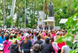 Xalapa, Ver., 6 de octubre del 2024.- Por noveno aniversario del programa ?Xalapa en Movimiento?, cerca de mil personas de las 26 sedes municipales participaron en activacin fsica masiva en el parque Jurez, para promover el cuidado de la salud. El evento fue presidido por el alcalde suplente Alberto Islas, en compaa del regidor Daniel Fernndez.
