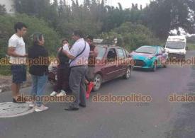 Emiliano Zapata, Ver., 6 de octubre de 2024.- Automvil termin fuera del camino cuando circulaba sobre la carretera Xalapa-Veracruz, con direccin a la Capital. El conductor explic que otra unidad le cerr el paso, lo que provoc el accidente. Paramdicos atendieron a los dos ocupantes.
