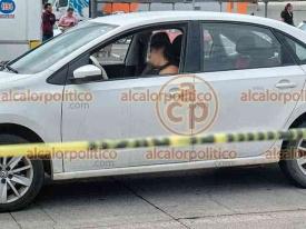 Veracruz, Ver., 7 de octubre de 2024.- La maana de este lunes, conductora falleci dentro de su auto cuando estaba detenida en el semforo de la avenida Rafael Cuervo, cerca de Plaza Las Brisas. El lugar fue acordonado para las diligencias ministeriales del caso.