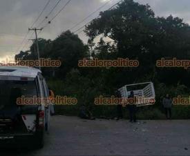 Emiliano Zapata, Ver., 8 de octubre de 2024.- Camioneta y auto colisionaron en la carretera Las Trancas-Coatepec, a la altura de la desviacin a Puerto Rico. Paramdicos brindaron los primeros auxilios a los ocupantes de ambos vehculos y los trasladaron al hospital.