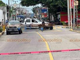 Tlapacoyan, Ver., 8 de octubre de 2024.- El ataque armado contra una camioneta Tacoma color gris en la calle Francisco Gonzlez Bocanegra dej una persona muerta y otra herida, quien se reporta grave en el hospital. Fiscala y SSP aseguraron la zona.