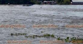 Minatitln, Ver., 8 de octubre de 2024.- Aguas del ro Coatzacoalcos ?que va en aumento, segn reporta CONAGUA? invadieron calles de la colonia Playn Sur. Asimismo, en Hidalgotitln (imagen inferior), campos tambin se han inundado.