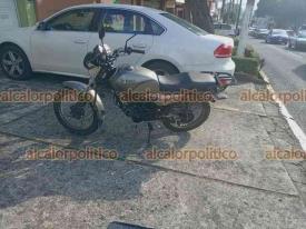 Xalapa, Ver., 8 de octubre de 2024.- Paramdicos de Cdigo Bravo atendieron a un motociclista que result lesionado tras accidentarse sobre vila Camacho, esquina con la calle Coatepec. 
