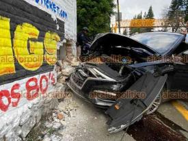 Xalapa, Ver., 9 de octubre de 2024.- Conductora perdi el control en la avenida Lzaro Crdenas, a la altura de Agua Santa 1, se subi a la banqueta y termin chocando contra barda. No se reportan lesionados.