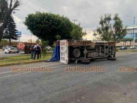 Xalapa, Ver., 11 de octubre de 2024.- Frente a Plaza Crystal, en el ingreso a la avenida Ferrocarril Interocenico por Lzaro Crdenas, volc una camioneta. No hubo heridos.
