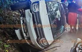 Xalapa, Ver., 12 de octubre de 2024.- Un conductor en aparente estado de ebriedad, perdi el control de su vehculo y termin volcado sobre la carretera Xalapa-Coatepec va Briones, paramdicos acudieron para valorarlo, pero se neg a recibir atencin mdica.