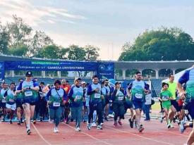 Xalapa, Ver., 13 de octubre de 2024.- Este domingo, ms de 2,500 personas se dieron cita en el Estadio Xalapeo para la Carrera ?Corre, Trota, Camina!?, por el 80 Aniversario de la UV, con categoras de 3, 5 y 10 kilmetros; el rector Martn Aguilar recibi en el pdium a quienes cruzaron primero la meta.