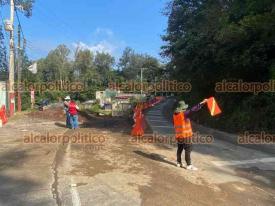 Banderilla, Ver., 14 de octubre de 2024.- Hasta que este viernes se derrumb otro tramo del socavn que tena meses en la carretera hacia Jilotepec, finalmente intervinieron las autoridades para arreglarlo, por lo que desde este fin de semana se hicieron largas filas para pasar en un solo carril.