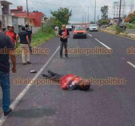 Emiliano Zapata, Ver., 14 de octubre de 2024.- Al evadir a peatn que cruzaba la carretera Xalapa-Veracruz, 2 jvenes que viajaban en motocicleta derraparon a la altura del puente peatonal de Miradores resultando lesionados, por lo que fueron atendidos por paramdicos.