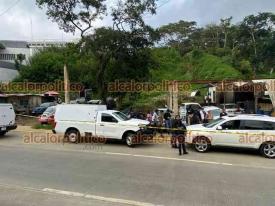 Xalapa, Ver., 15 de octubre de 2024.- El deceso de un hombre en plena va pblica, en Arco Sur, a unos metros de una farmacia, provoc el despliegue de personal de la SSP, Polica Municipal y Fiscala.
