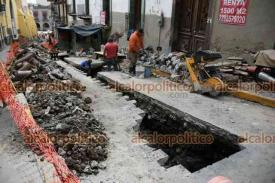 Xalapa, Ver., 16 de octubre de 2024.- Al atender el socavn en la calle Revolucin, los trabajos abarcaron colocacin de nuevos drenajes, tanto general como domiciliarios y proceden a colocar las mismas piedras rectangulares que fueron arrancadas con cuidado.
