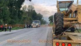 Acultzingo , Ver., 17 de octubre de 2024.- Habitantes de Aguaxinola, Tecamalucan, Los Capulines y Coxolitla de Abajo bloquearon la carretera federal para presionar a CFE para que restaure suministro. La protesta provoc caos vehicular