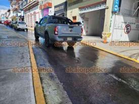 Xalapa, Ver., 15 de octubre de 2024.- Urgen a atender fuga de agua que brota de entre las losas de la calle Jurez, entre Lucio y Madero.