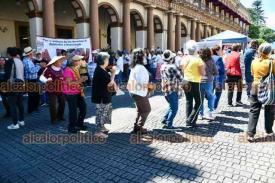 Xalapa, Ver., 17 de octubre de 2024.- Cantando ?Rata de dos patas?, bailando y partiendo un pastel en plena calle Enrquez, la AJUPIV celebr su dcimo aniversario como agrupacin y su tercer ao de manifestaciones ante el adeudo que reclaman al gobierno de Cuitlhuac Garca.