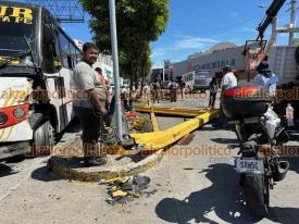 Boca del Ro, Ver., 17 de octubre de 2024.- Autobs de la ruta Norte-Sur-Colinas de Santa Fe se impact contra la estructura de un semforo en la avenida Las Amricas, tirando el poste y el sealamiento. La zona fue resguardada por Marina y Trnsito Municipal