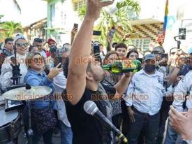 Veracruz, Ver., 17 de octubre de 2024.- Porfi baloa y Charly Cardona, exponentes de la salsa romntica, convivieron con sus fans en el callejn Toa La Negra del barrio de La Huaca y aprovecharon para tomarse una ?helada?. Su concierto es el viernes 18 a las 9 de la noche en el auditorio Benito Jurez.