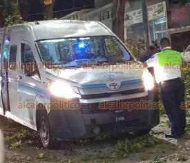 Xalapa, Ver., 17 de octubre de 2024.- Ramas de un rbol cayeron sobre una camioneta del transporte pblico que circulaba sobre la avenida Adolfo Ruiz Cortines, a la altura de La Antorcha; al lugar arrib personal de Trnsito del Estado para apoyar en temas de vialidad sin que se reporten lesionados.
