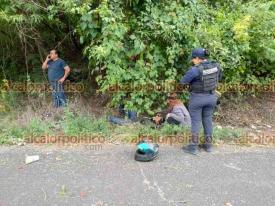 Emiliano Zapata, Ver., 18 de octubre de 2024.- Motociclista result lesionado tras derrapar en la carretera Xalapa-Veracruz, entre las localidades Cerro Gordo y Plan del Ro. Paramdicos acudieron para auxiliarlo y policas abanderaron el lugar.