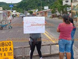 Emiliano Zapata, Ver., 18 de octubre de 2024.- Por conflicto en escuela secundaria, padres de familia bloquearon totalmente la circulacin en la carretera federal Veracruz-Xalapa, en la localidad de Plan del Ro.