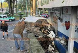 Xalapa, Ver., 19 de octubre de 2024.- Conductor aparentemente ebrio perdi el control de su auto y choc en la esquina de avenida Xalapa y calle Chilpancingo, donde termin sobre un muro. No hubo lesionados.