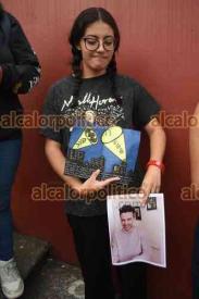 Xalapa, Ver., 19 de octubre de 2024.- En memoria del recin fallecido cantante de One Direction, Liam Payne, fans colocaron fotos y veladoras en Plaza Lerdo.