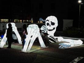 Tuxpan, Ver., 19 de octubre de 2024.- La Plaza Cvica de Tuxpan luce una colorida y vistosa temtica del Da de Muertos, por lo que familias esteras se estn dando cita en este lugar para tomarse fotografas o simplemente, para pasar un rato de sano esparcimiento. El alcalde Jos Manuel Pozos Castro tambin invit a la ciudadana al 