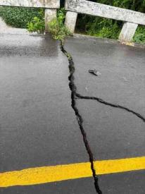 Tlalixcoyan, Ver.,  21 de octubre de 2024.- Este lunes prohibieron el paso en el puente Pozuelos, ante el riesgo inminente de colapso. Autoridades piden usar rutas alternas Piedras Negras-Mata Espino, Piedras Negras-Paso de la Boca-Joachn. Evite circular por la zona.