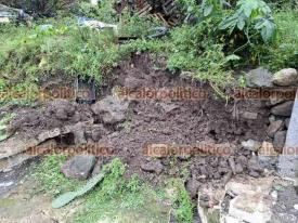 Xalapa, Ver., 21 de octubre de 2024.- A causa de las lluvias registradas en la Capital, en la avenida Chedraui Caram esquina calle Central una barda colaps y los escombros alcanzaron a mujer que pasaba por el lugar; result lesionada y fue trasladada a un hospital. Vecinos sealan que ya se haba reportado el mal estado dicha estructura.