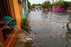 Veracruz, Ver., 21 de octubre de 2024.- Vehculos y viviendas quedaron entre el agua al inundarse la colonia Playa Linda.
