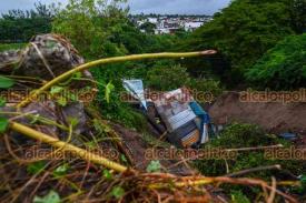 Veracruz, Ver., 21 de octubre de 2024.- En Granjas de Ro Medio, humilde vivienda se fue a una barranca debido a un deslave.
