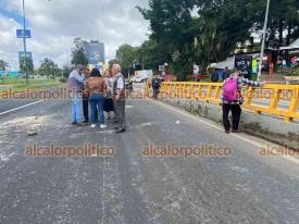 Xalapa, Ver., 22 de octubre de 2024.- Debido a que la SEV permanece tomada por un sindicato, otras personas que requieren trmites para distintas escuelas se quedaron sin atencin, por lo que bloquearon parcialmente la avenida Lzaro Crdenas para que les resuelvan.