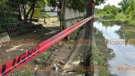 Veracruz, Ver., 22 de octubre de 2024.- La barda del CBTIS 124, en la colonia Tarimoya, colaps tras las lluvias del lunes. La banqueta de la parte trasera del edificio tambin se desprendi, por lo cual, se mantiene acordonada toda la zona.