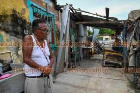 Veracruz, Ver., 22 de octubre de 2024.- Rosendo Pacheco, de 77 aos, fue sorprendido al igual que su hija y su nieta, por la tromba del lunes. Volaron lminas y la estructura de madera de su vivienda, daando sus enseres domsticos por el agua. Ahora piden ayuda a la sociedad y autoridades. 