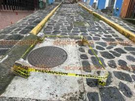 Xalapa, Ver., 22 de octubre de 2024.- Problema en subestacin de CFE vol tapa en calle Miln, en el Centro. PC separ cables y prev que la Comisin restablezca energa en la zona en 3 horas.