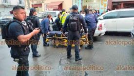 Xalapa, Ver., 22 de octubre de 2024.- Automovilista que circulaba sobre la calle de Poeta Jesus Daz comenz a presentar problemas de salud por lo que detuvo su marcha para pedir ayuda. Fue atendido por paramdicos y trasladado a un hospital.
