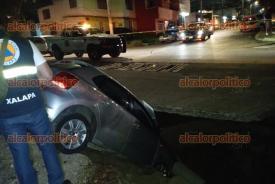 Xalapa, Veracruz., 22 de octubre de 2024.- Un vehculo termin dentro de una zanja en la esquina de las calles Alpes y Camino Antiguo al Sumidero, a decir del conductor, no observ la sealtica lo que provoc que cayera en la obra del colector pluvial, con una gra fue retirado el vehculo sin que hubiera lesionados.