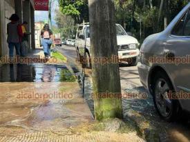 Xalapa, Ver., 23 de octubre de 2024.- En la calle Rbsamen hay fuga de agua por tubo de 6 pulgadas que se rompi por tercera vez. Vecinos sealan que lo han reparado pero no queda bien. Locatarios de la colonia Mrtires de Chicago se quedan sin el lquido por esta falla.