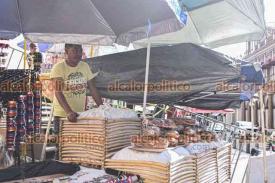 Xalapa, Ver., 23 de octubre de 2024.- Vendedores se instalan en las escalinatas de la Catedral Metropolitana previo al inicio de las festividades de San Rafael Guzar y Valencia.