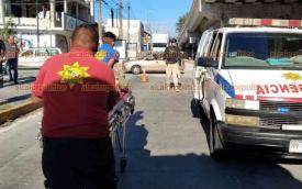 Xalapa, Ver., 23 de octubre de 2024.- Joven que viajaba en motocicleta fue golpeada por autobs del transporte pblico en la avenida Lzaro Crdenas, a la altura del puente de La Corona. Fue trasladada a un hospital por herida en la pierna.