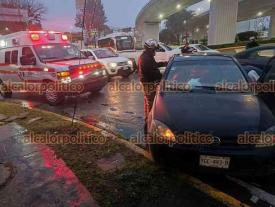 Xalapa, Ver., 23 de octubre de 2024.- Una camioneta y un vehculo particular protagonizaron un accidente sobre la avenida Lzaro Crdenas, en la parte baja del puente Bicentenario; paramdicos del grupo SAX acudieron para auxiliar a los ocupantes de ambas unidades.
