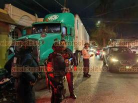 Boca del Ro, Ver., 23 de octubre de 2024.- Vecinos retuvieron al conductor de un triler que pas reventando cables y derribando poste de luz, sobre la avenida Lzaro Crdenas, en la colonia Revolucin. Los cables daaron dos vehculos particulares estacionados en la calle.
