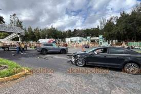 Emiliano Zapata, Ver., 24 de octubre de 2024.- Camioneta le hizo corte de circulacin a un auto en la carretera Xalapa-Veracruz, frente al Cuartel Militar, provocando la colisin. Joven lesionada fue atendida por paramdicos de PC Municipal.