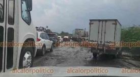 Minatitln, Ver., 24 de octubre de 2024.- La carretera Coatzacoalcos-Minatitln, va Las Matas, se encuentra en psimas condiciones. La CMIC critic la desatencin del actual Gobierno a los caminos de la regin.