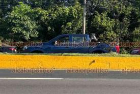 Xalapa, Ve., 25 de octubre de 2024.- Conductora choc por alcance contra camioneta, en la avenida Lzaro Crdenas a la altura de Plaza Amricas con direccin a Banderilla. Peritos de la Polica Vial tomaron conocimiento del percance; no hubo lesionados.