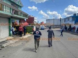 Xalapa, Ver., 25 de octubre de 2024.- El chofer de un autobs de Autotransportes Banderilla dej la unidad estacionada sin frenos y termin por causar destrozos en la calle Ro Tecolutla, colonia Campo de Tiro. El camin da un comercio, le peg a un poste y finalmente se fue a estrellar contra barda.